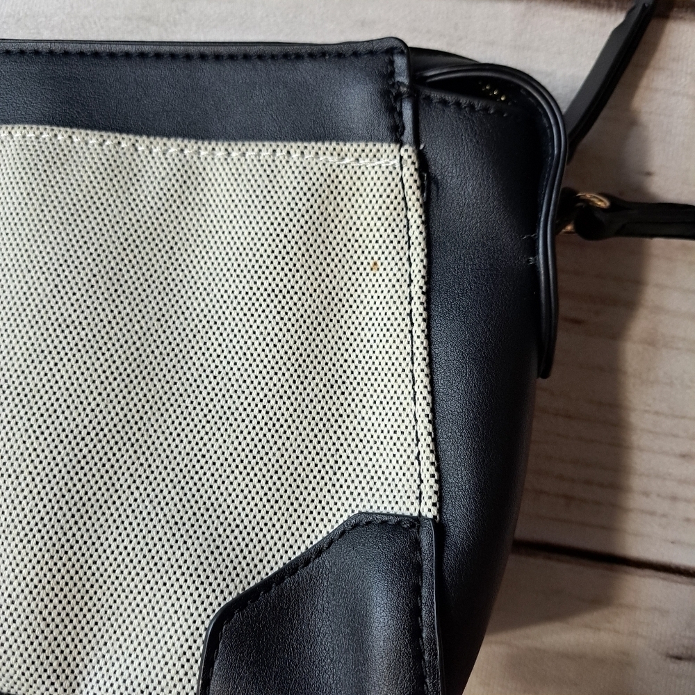 2 FOR 20 SALE Nine West Crossbody Purse Has Beauty Mark On The Back - Picture 4 of 15